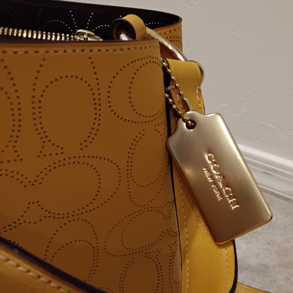Coach Mustard Yellow Shoulder Bag and Matching Wallet - Picture 5 of 6